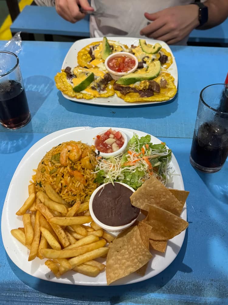 Arroz con camarones, papas fritas y ensalada