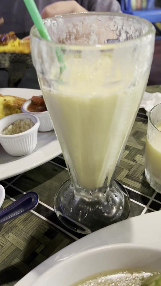 Batido natural en vaso alto con pajilla verde