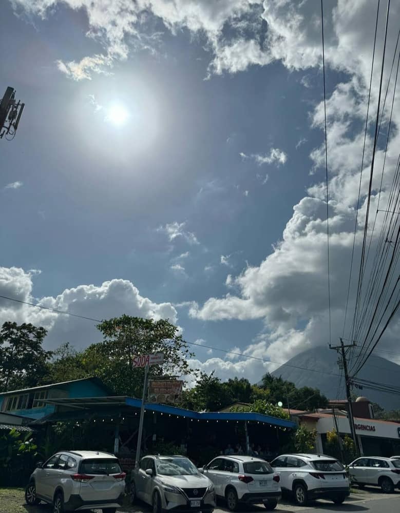 Rótulo de SODA El Turnito en la calle con el volcán Arenal al fondo