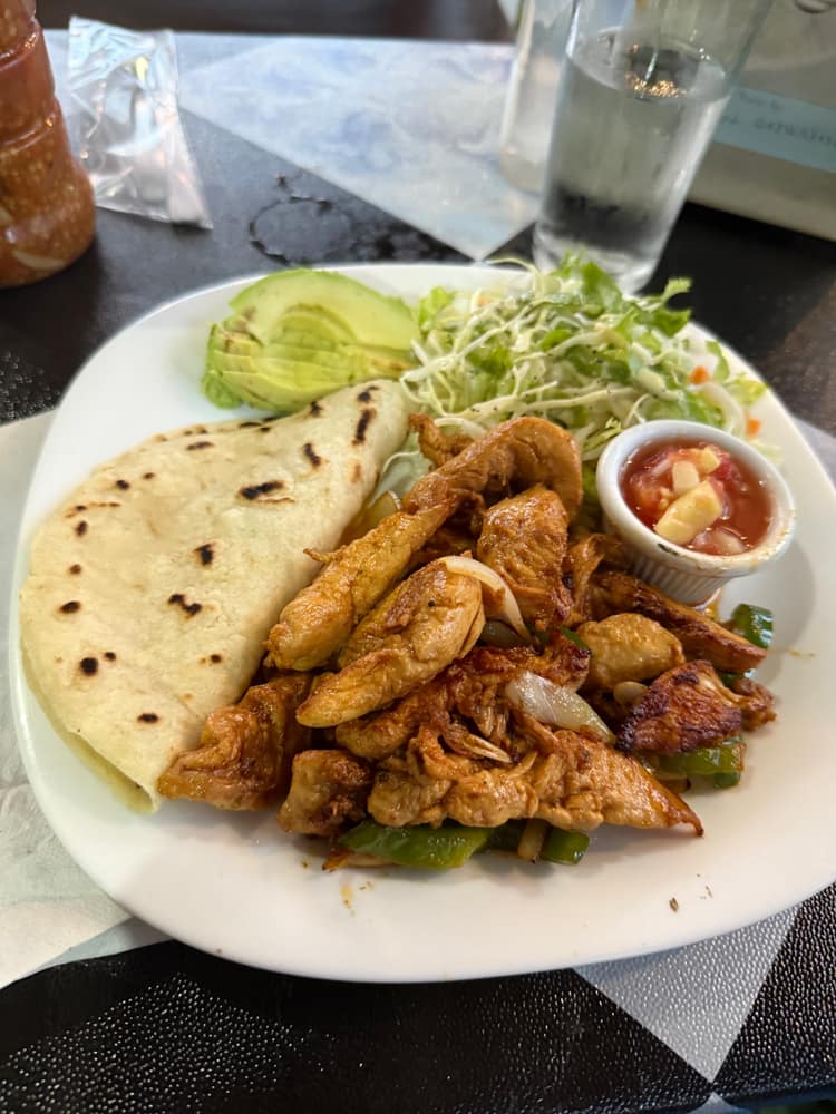 Fajitas de pollo con tortilla hecha a mano y aguacate